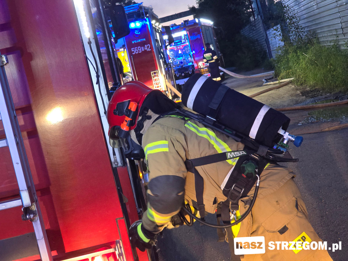 Ponowny pożar na terenie zakładu przy Alei Wojska Polskiego w Strzegomiu [FOTO] 